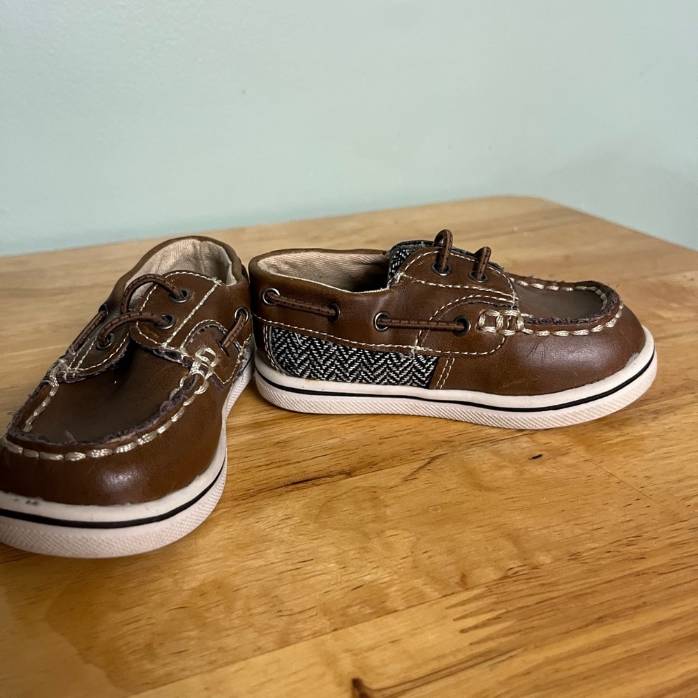 Adorable deck shoes for toddler size 5 excellent condition